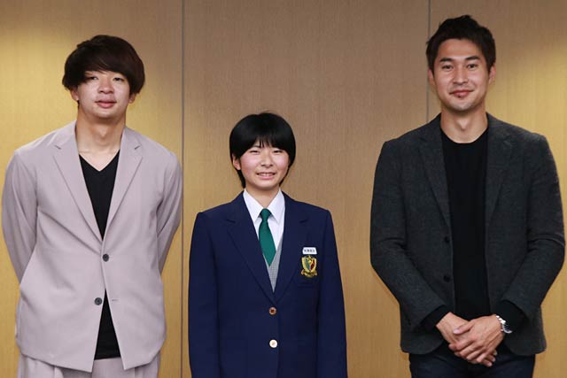 左から金井大旺選手、秋澤理沙さん、飯塚翔太選手