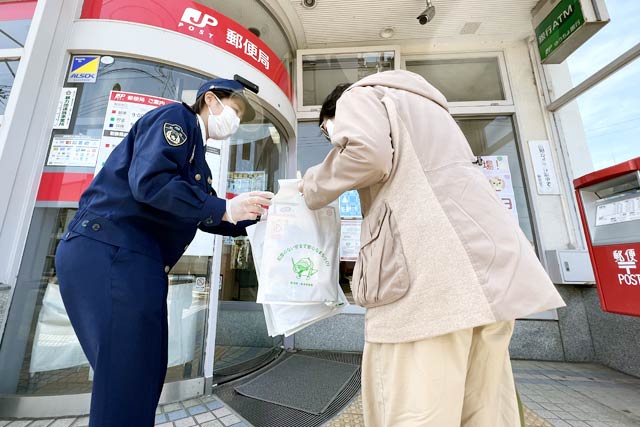越後吉田郵便局前で燕署員が特殊詐欺被害防止を広報