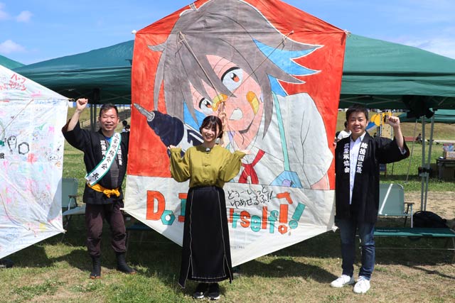 アニメ「Do It Yourself - どぅーいっとゆあせるふ -」の六角凧と左から三条凧協会の須藤会長、声優の稲垣さん、滝沢三条市長