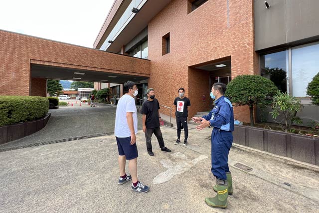 関川村役場で職員から被災や支援の状況を聞く