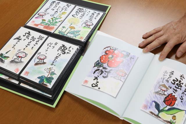 左が藤田さんがポストカードに描く作品で右が作品を原寸大で印刷して製本して完成した絵本