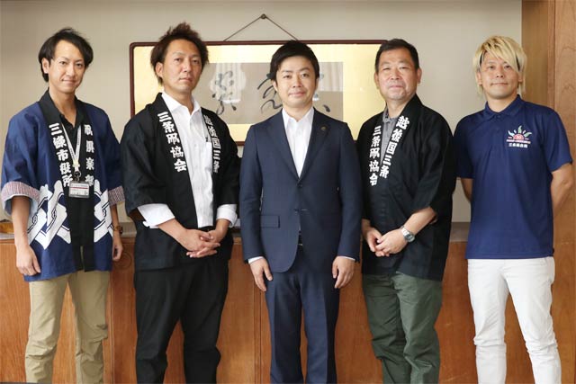 左から3人目が滝沢市長、4人目が須藤三条凧協会会長