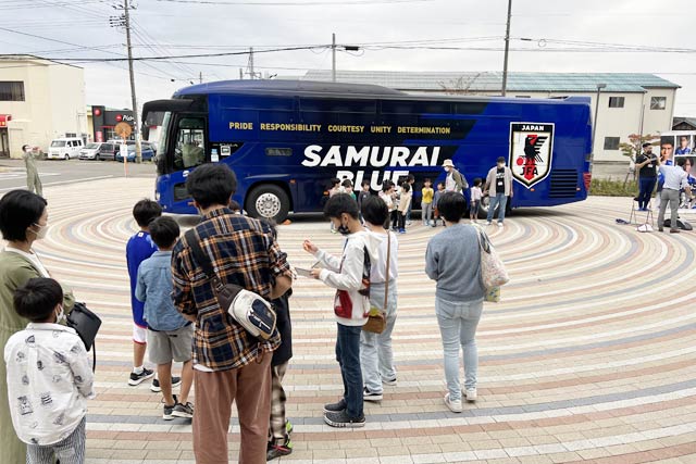 三条市体育文化会館にやってきた日本代表オフィシャルチームバス「JFA's DREAM」
