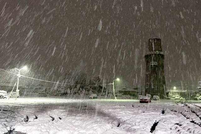 燕市の水道の塔と降りしきる雪