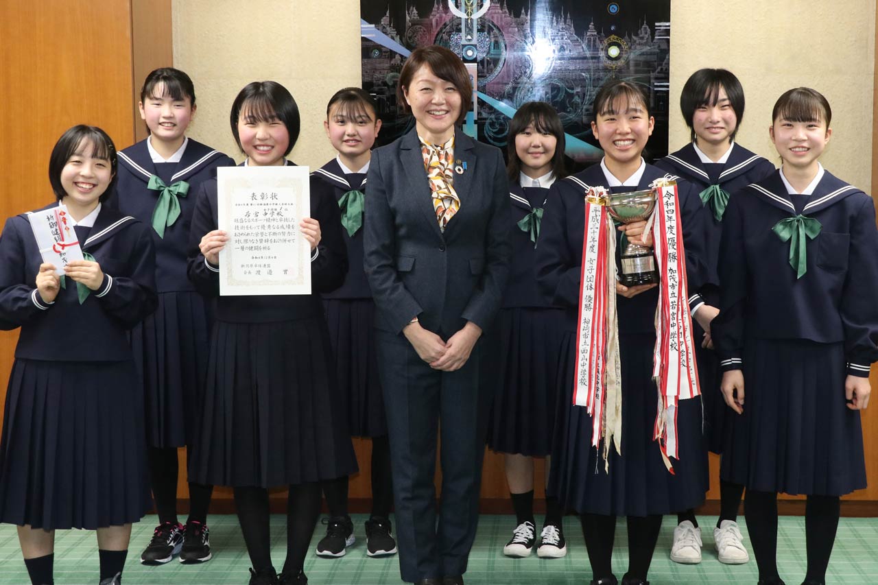 若宮中学女子卓球部員と藤田市長、前列左から2人目が松澤部長