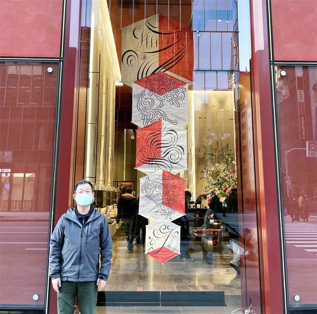 資生堂パーラー銀座本店の正面ディスプレーを飾る須藤謙一さんの作品と須藤さん本人