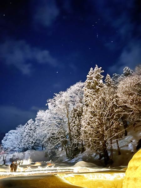 雪化粧した木々と満天の星と相まって幻想的な風景