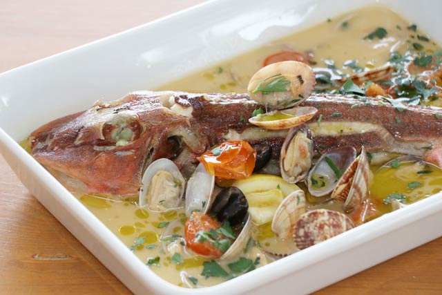 魚貝をトマトやオリーブで煮込んだナポリ料理「鮮魚のアクアパッツァ」