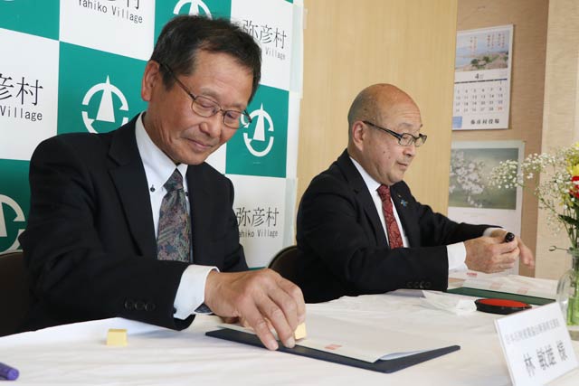 協定書に調印する日本石材産業協会新潟県支部の林支部長(左)と弥彦村の本間村長