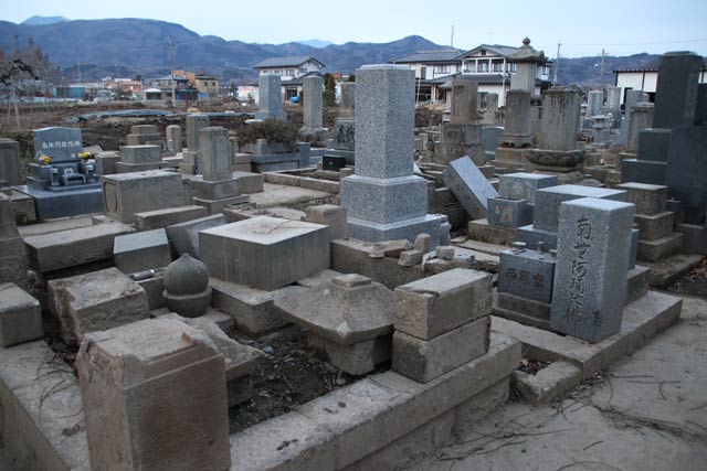 2019年に千曲川の堤防の決壊で倒壊した墓石