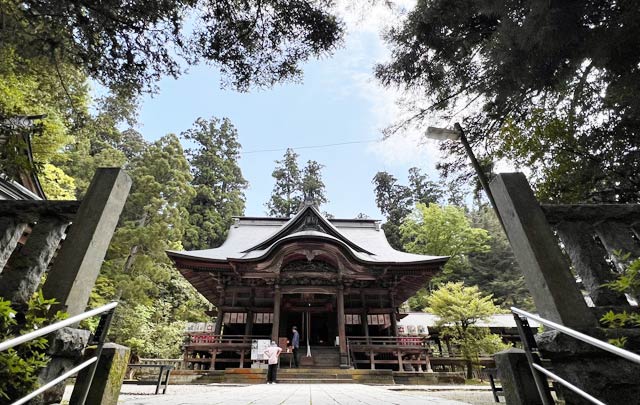 加茂山中腹から加茂市を見渡す青海神社