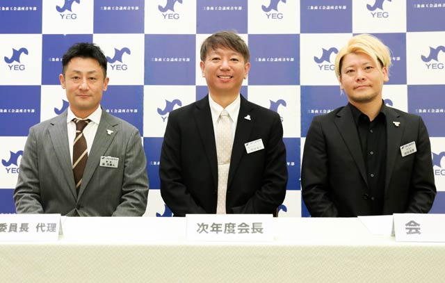 記者会見で左から畠選考委員長 代理、小野塚次年度会長、結城会長