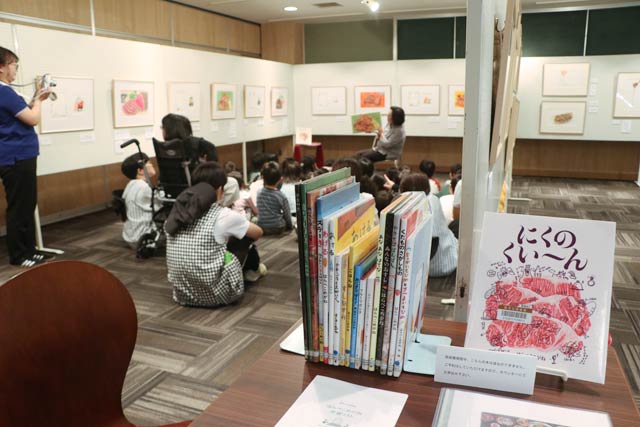 会場でボランティアによる読み聞かせも