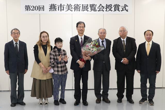燕市美術公開役員と記念撮影