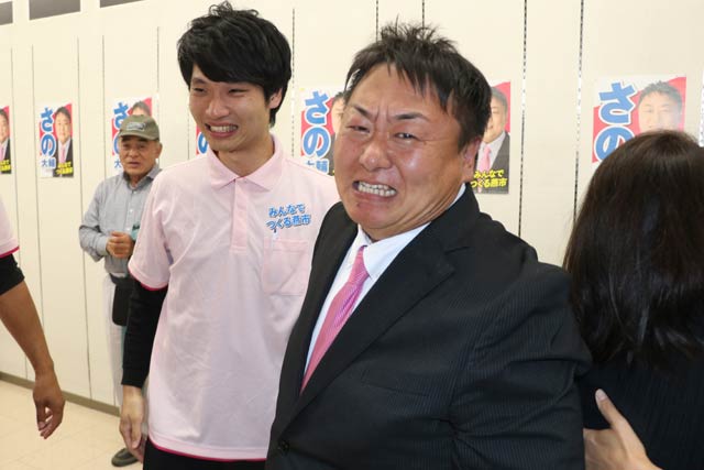 当選が決まって涙を流す