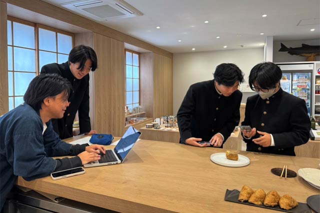 結城代表と生徒が共同開発をしている様子
