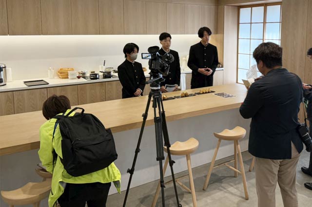 PRのためプレスリリースを行いメディアのインタビューに答える生徒たち