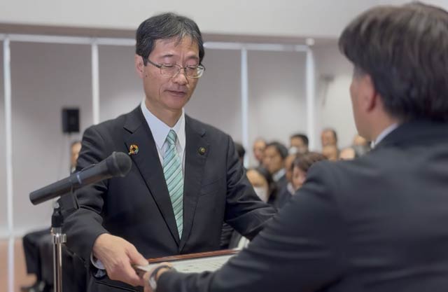 遠藤副市長から鈴木市緒に感謝状