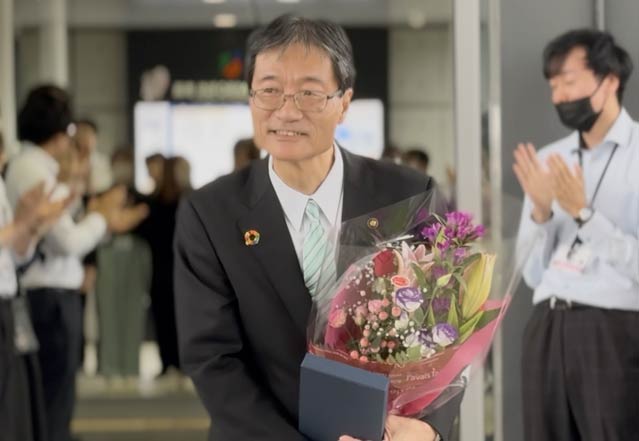 市役所を出る
