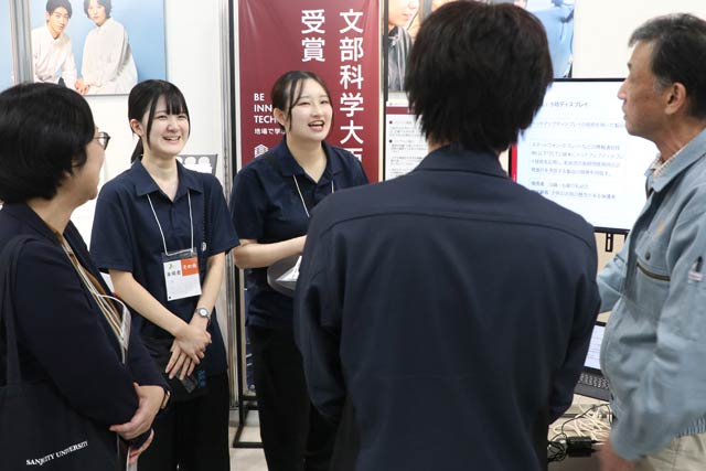 研究内容をプレゼンする三条市立大学学生