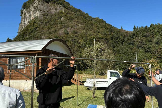 24日午前、会場でステージ設営