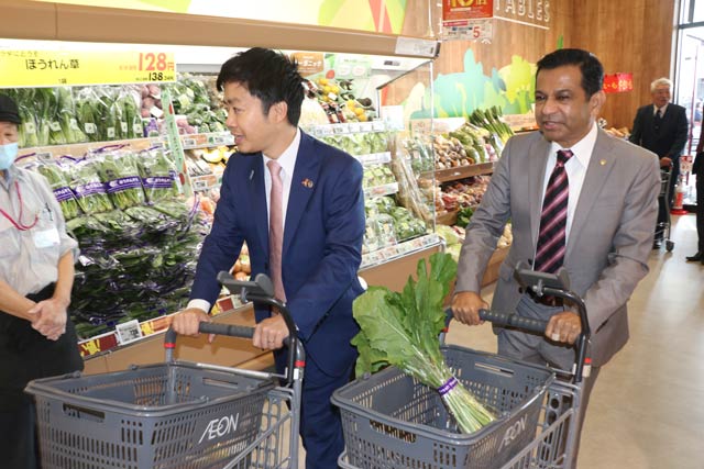 さっそく買い物する滝沢市長とシャハリアル学長