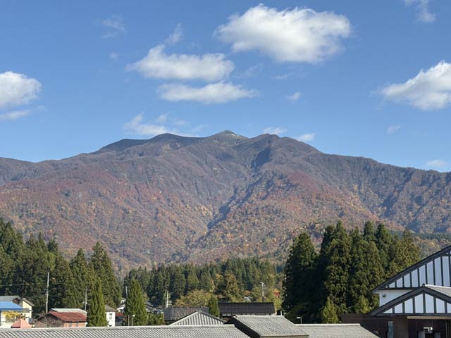 12日の粟ヶ岳は山頂にわずかに雪