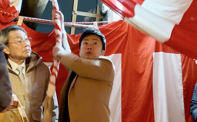 滝沢市長も鐘をつく