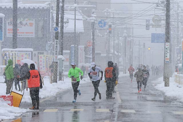 大雪の中で1日の三条市元旦マラソン大会