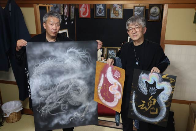 龍を描くアーティストの2人展「越後一筆龍 西川陽春 伏龍白炎展」