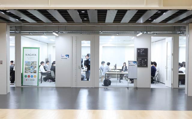 �Y�w�A�g���K���O�𗬉�