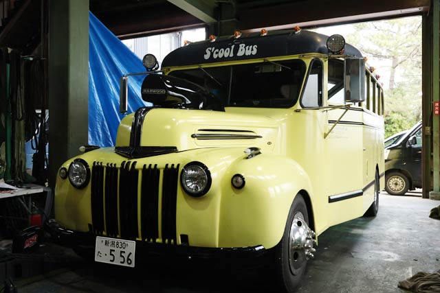 工場内になぜか米国のスクールバス