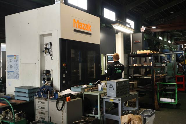 様々な工作機械が並ぶ