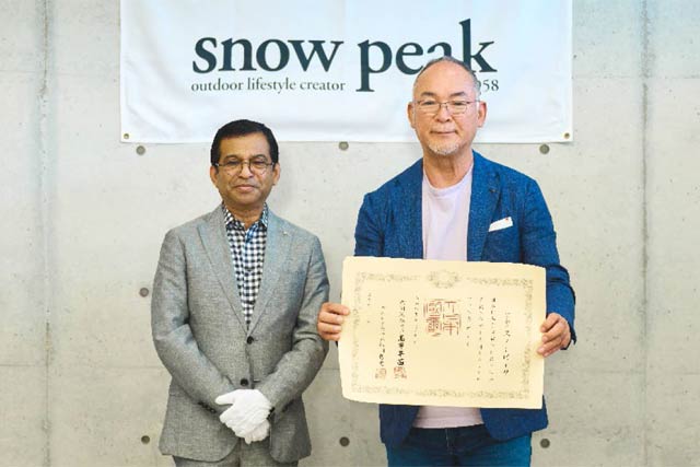 三条市立大への寄付講座で紺綬褒章受章のスノーピークに学長から褒章伝達