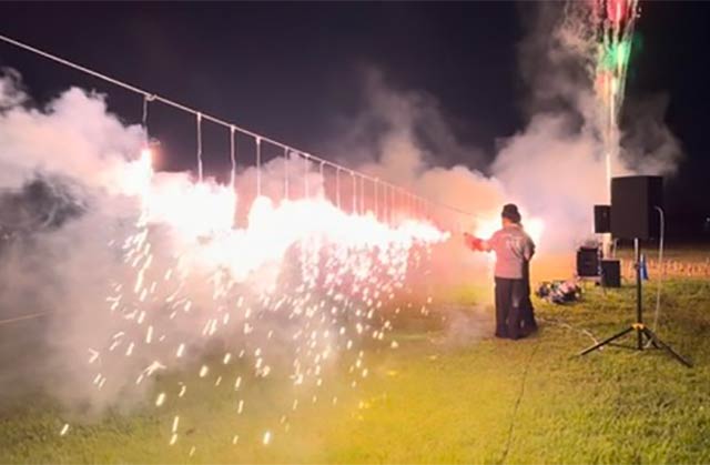 吉田南小6年生が夜の学校を満喫　「学校で遊ぼう」で花火、10回目で一区切り