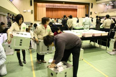 開票作業が始まった三条市厚生福祉会館