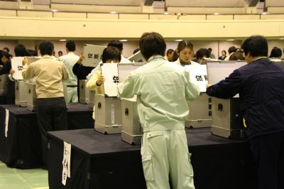 開票作業が始まった三条市厚生福祉会館