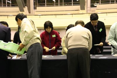 開票作業が始まった三条市厚生福祉会館