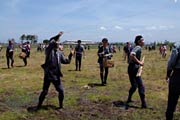 上空の優雅に舞う凧とは対照的に地上では怒鳴り声が響く熱戦