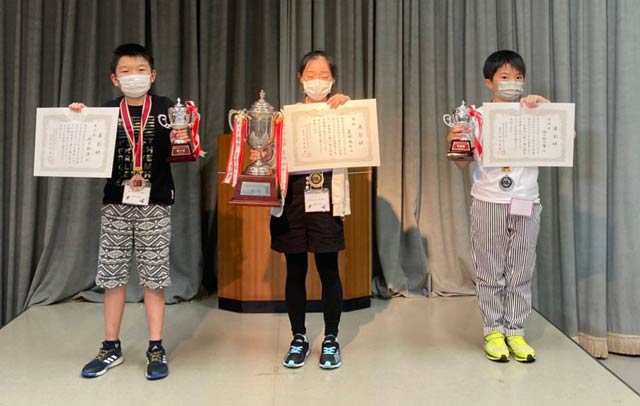左から3位の石月さん、優勝の星野さん、準優勝の瀧口さん