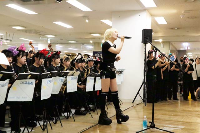 燕中吹奏楽部と共演する川後さん