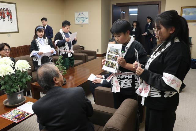 弥彦小5年生が菊づくりを報告