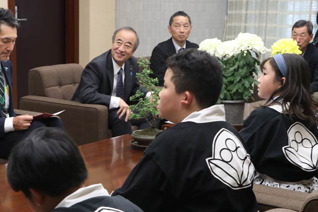 花角知事を訪問して弥彦菊まつりをPR