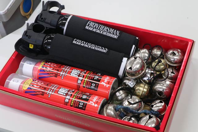 長沢小のクマ対策グッズのクマ撃退スプレーとクマよけの鈴、黒いホルスターに入ったものが新たに市が配備したクマ撃退スプレー