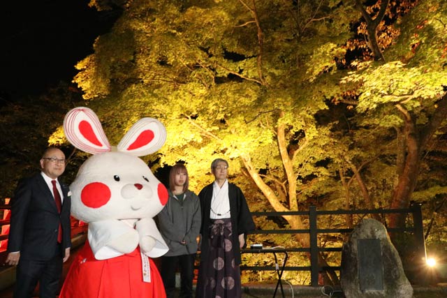 弥彦公園もみじ谷の観月橋前でライトアップの点灯式