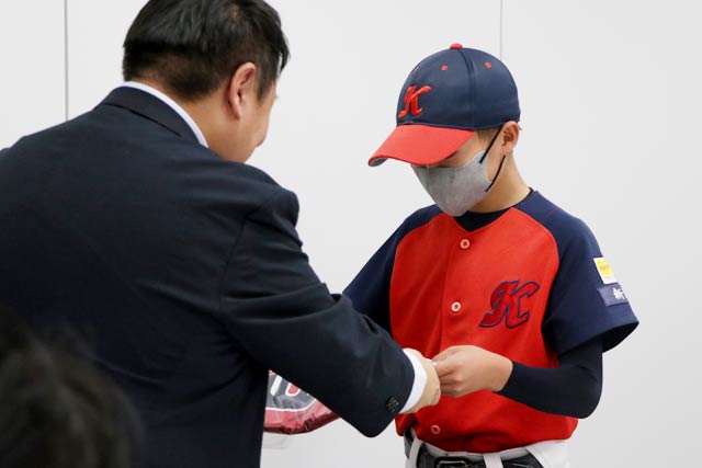 梨本キャプテンにユニホームなどを手渡す佐野市長