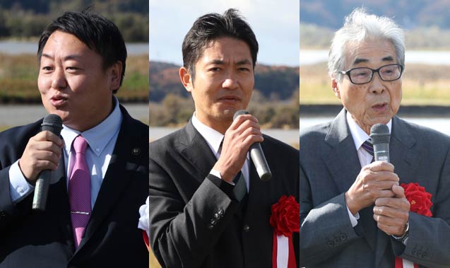 左から佐野燕市長、土屋信濃川河川事務所長、小林分水桜を守る会理事長