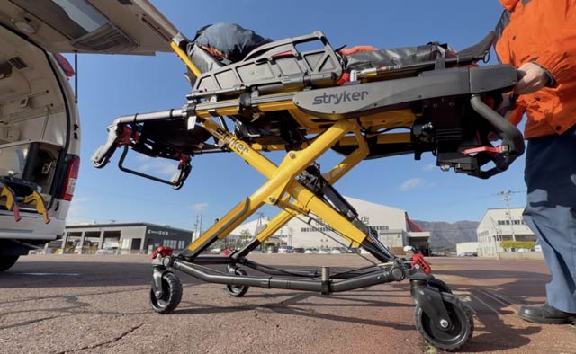 電動式ストレッチャーを搭載した救急車