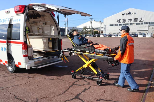 電動式ストレッチャーを搭載した救急車