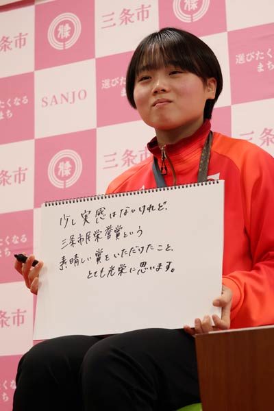 筆談で質問に答える